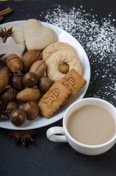 Schale Mit Lebkuchen Walnüssen Und Einer Tasse Kakao Auf Schwarzem — Stockfoto