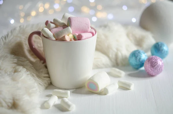 Copo Com Marshmallows Bolas Coloridas Uma Mesa Branca Decorações Natal — Fotografia de Stock