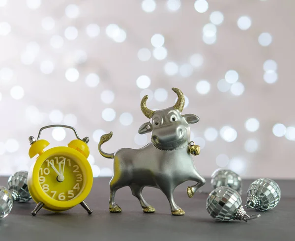 Yeni Yıl Kompozisyonu Saçmalık Çalar Saat Bokeh Baloları Noel Süslemeleri — Stok fotoğraf