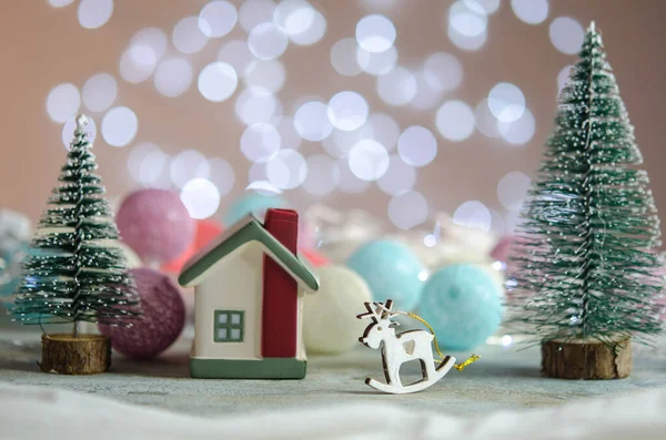 Samenstelling Van Nieuwjaarsspeelgoed Kerstboom Huis Kerstversiering — Stockfoto