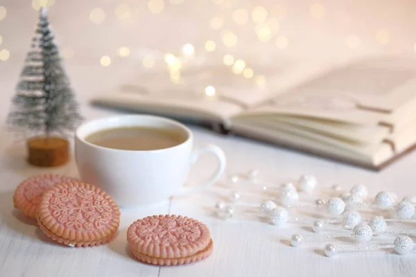 Boek Boom Koekjes Kopje Met Cacao Marshmallows Kerstversiering — Stockfoto