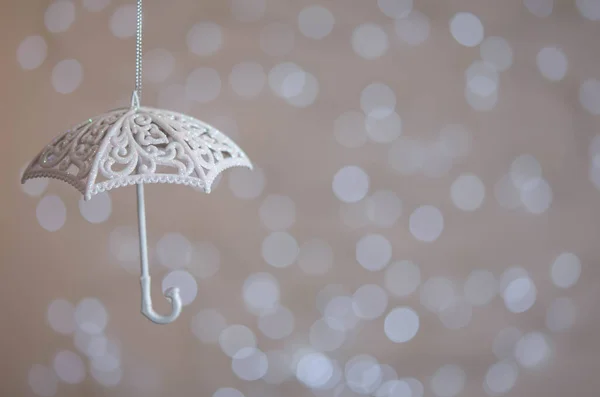 Küçük Beyaz Şemsiye Bokeh Noel Ağacı Oyuncağı Noel Süslemesi — Stok fotoğraf
