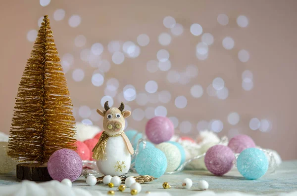 Kompozycja Noworoczna Świąteczne Jaja Bokeh Zabawkowy Byk Dekoracje Świąteczne — Zdjęcie stockowe