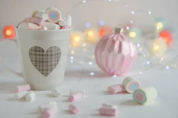 Een Kopje Met Een Patroon Vol Marshmallows Kerstballen Kerstversiering — Stockfoto