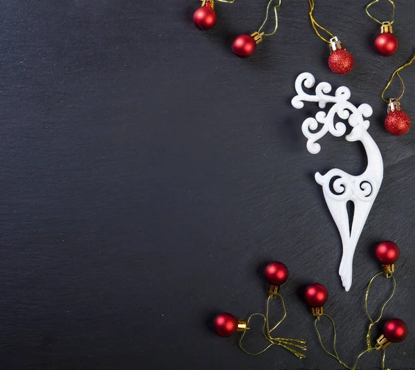 Рождественское Украшение Белые Олени Красные Шарики Открытка — стоковое фото