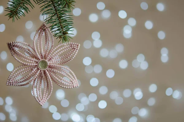 Flor Rosa Pendura Galho Árvore Natal Bokeh Decoração Natal — Fotografia de Stock