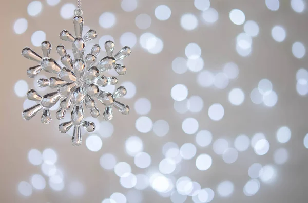 Transparente Spielzeug Schneeflocke Bokeh Silberne Weihnachtsbeleuchtung Weihnachtsdekoration — Stockfoto