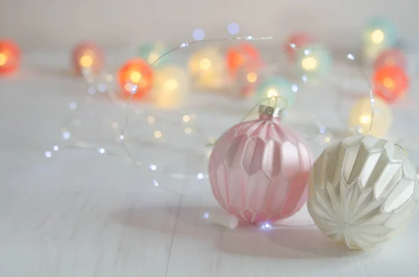 Kerstballen Bloemenslinger Een Wazige Achtergrond Kerstversiering — Stockfoto