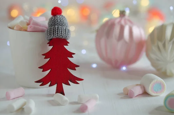 Coppa Con Marshmallow Albero Natale Rosso Sullo Sfondo Ghirlande Decorazioni — Foto Stock