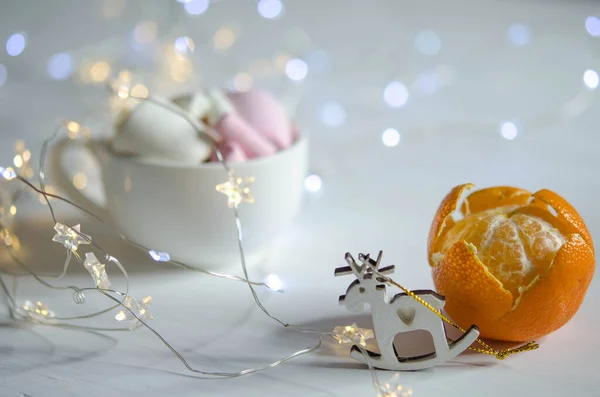 Mandarine Marmelade Einer Tasse Hirschfigur Und Girlanden Weihnachtsdekoration — Stockfoto