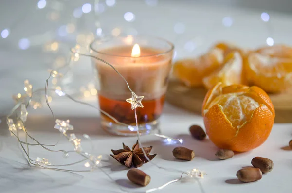 Mandarinen Kerzen Gewürze Und Girlanden Auf Verschwommenem Hintergrund Weihnachtsdekoration — Stockfoto