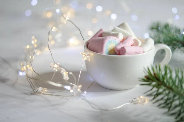 Una Taza Con Malvaviscos Blanco Rosados Ramas Abeto Decoraciones Navidad —  Fotos de Stock
