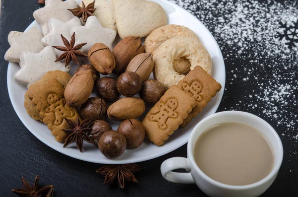 Schüssel Mit Lebkuchen Und Heißer Schokolade Auf Schwarzem Deckel Weihnachtsdekoration — Stockfoto