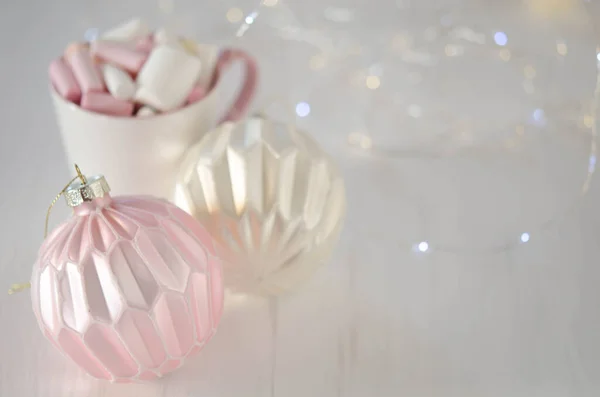 Beker Met Marshmallows Kerstballen Een Wazige Achtergrond Kerstversiering — Stockfoto
