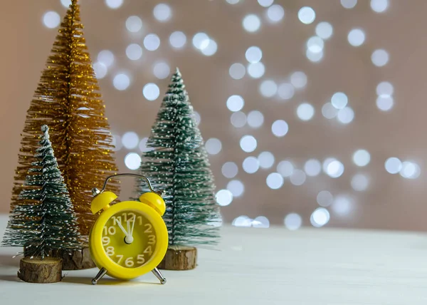 Sveglia Gialla Albero Natale Sul Tavolo Decorazioni Natalizie — Foto Stock