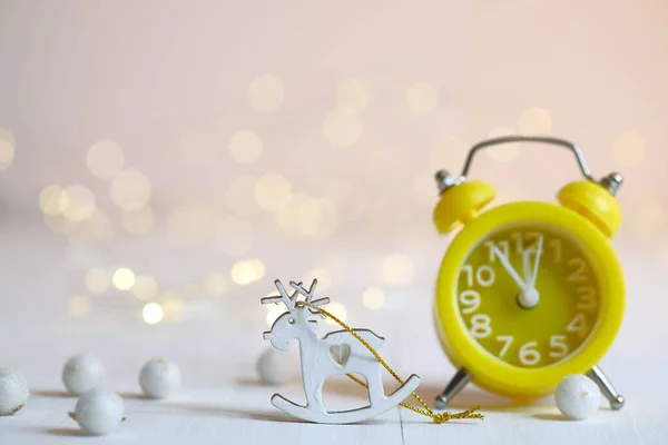 시계와 사슴이 식탁에 있습니다 크리스마스 — 스톡 사진