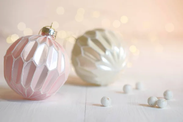 白い木製の上に2つのクリスマスボール クリスマス飾り — ストック写真