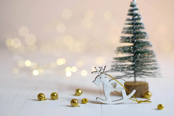 鹿形雕像 圣诞树和金球放在桌上 圣诞装饰品 — 图库照片