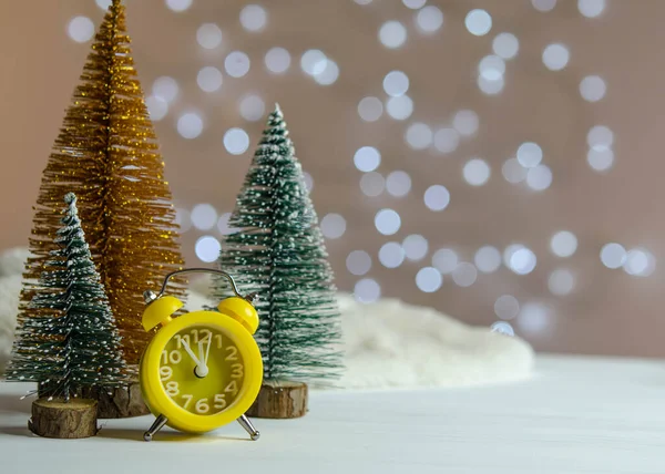 Sveglia Gialla Albero Natale Sul Tavolo Decorazioni Natalizie — Foto Stock