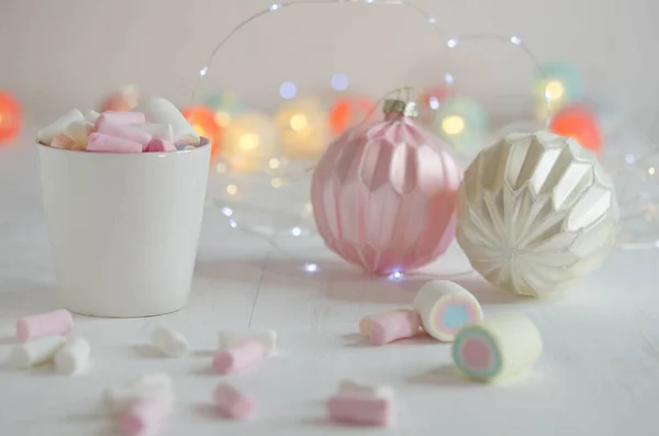 White Cup Marshmallows Christmas Balls Blurred Background Christmas Decorations — Stock Photo, Image