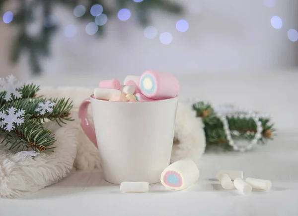 Beker Met Marshmallows Kerstboomtakken Een Bokeh Achtergrond Kerstversiering — Stockfoto