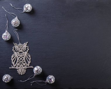 Noel süsü. Beyaz baykuş ve beyaz balonlar. Tebrik kartı.