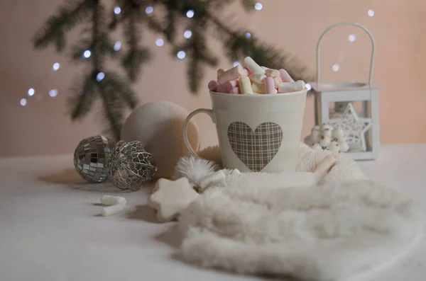 Marshmallows Kerstballen Koekjes Een Lantaarn Een Roze Achtergrond Kerstversiering — Stockfoto