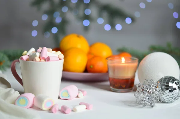 Marshmallows Mandarinen Kerzen Und Weihnachtskugeln Auf Bokeh Hintergrund Neujahrsdekoration — Stockfoto