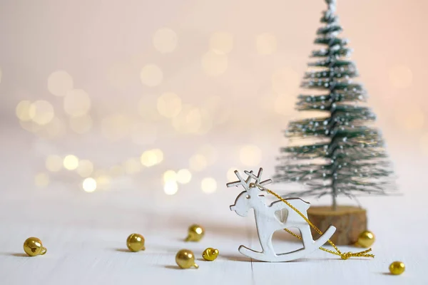 Hertenbeeldje Kerstboom Gouden Ballen Tafel Kerstversiering — Stockfoto