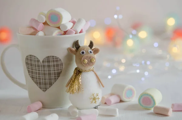 Pohár Vzorem Plným Marshmallows Hračka Býk Rozmazaném Pozadí Vánoční Dekorace — Stock fotografie