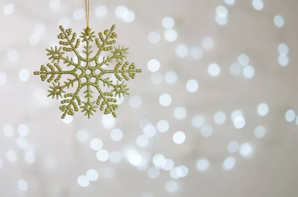 Floco Neve Brinquedo Dourado Bokeh Luzes Natal Prata Decoração Natal — Fotografia de Stock