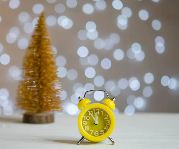 Sveglia Gialla Albero Natale Dorato Sul Tavolo Decorazioni Natalizie — Foto Stock