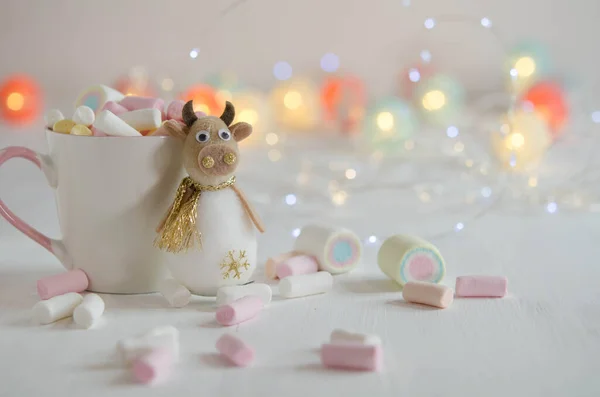 배경에 마시멜로가 장난감 황소가 크리스마스 — 스톡 사진