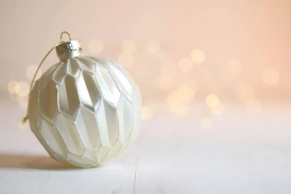 Bola Natal Branca Tampo Madeira Branco Decorações Natal — Fotografia de Stock