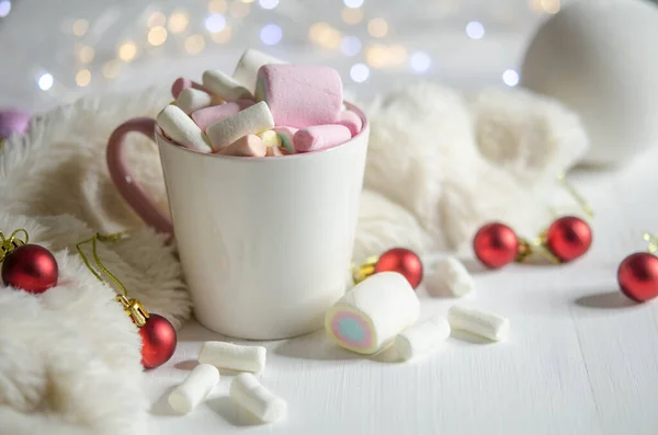 Beker Met Marshmallows Witte Bal Rode Ballen Witte Tafel Kerstversiering — Stockfoto