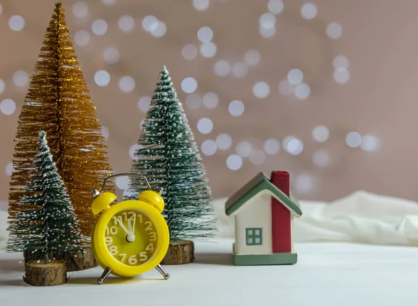 Sveglia Gialla Casetta Alberi Natale Sul Tavolo Decorazioni Natalizie — Foto Stock