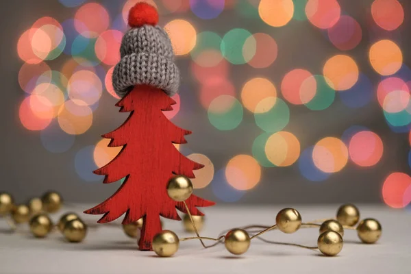Красная Елка Шляпе Подарки Шары Боке Новогоднее Украшение — стоковое фото