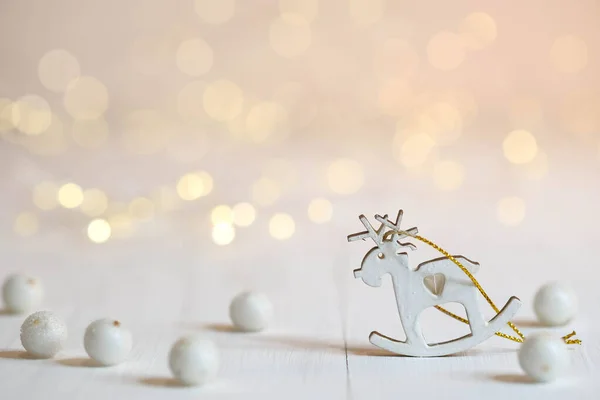 Figura Blanca Ciervo Sobre Mesa Las Bolas Bokeh Decoraciones Navidad — Foto de Stock