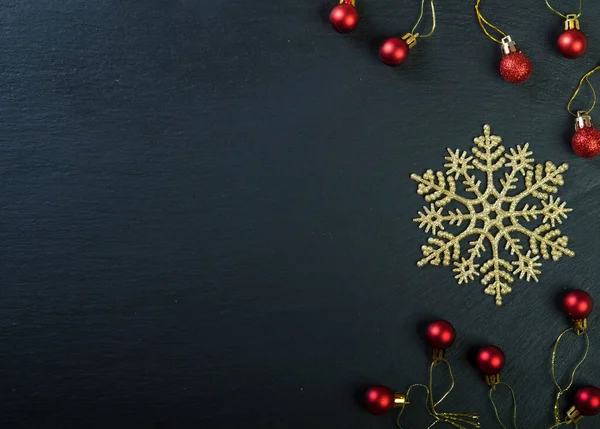 Weihnachtsdekoration Roter Baum Rote Kugeln Und Schneeflocken Grußkarte — Stockfoto