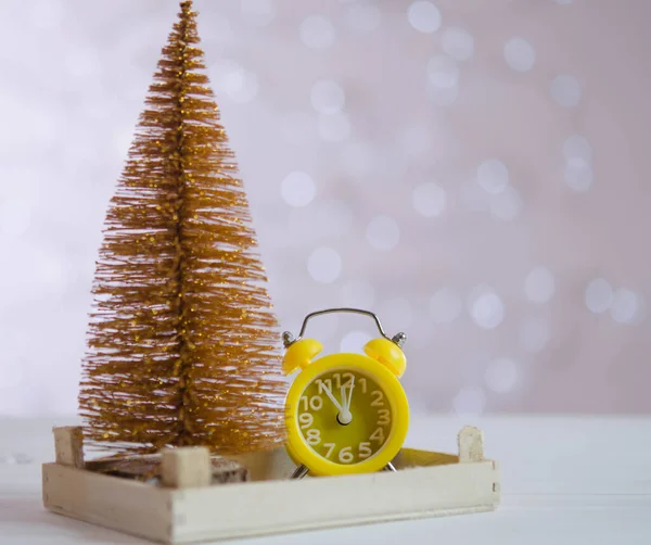Geel Wekker Gouden Kerstboom Tafel — Stockfoto