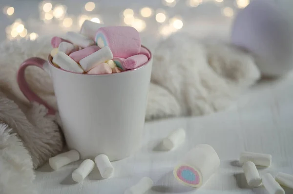 Grande Tasse Avec Guimauves Boules Blanches Sur Table Décorations Noël — Photo