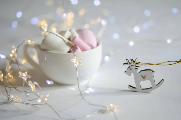 Coppa Con Marshmallow Una Statuetta Cervo Sfondo Sfocato Decorazioni Natalizie — Foto Stock