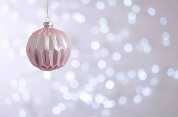 Een Roze Bal Hangt Aan Een Kerstboom Tak Bokeh Kerstversiering — Stockfoto