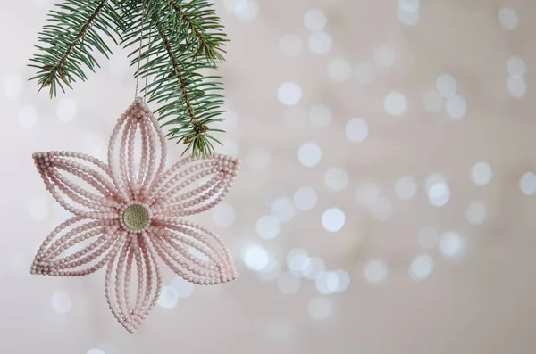 Flor Rosa Cuelga Una Rama Árbol Navidad Bokeh Decoración Navidad —  Fotos de Stock