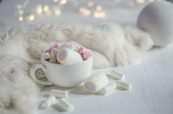 Lage Beker Met Marshmallows Bokeh Achtergrond Kerstversiering — Stockfoto