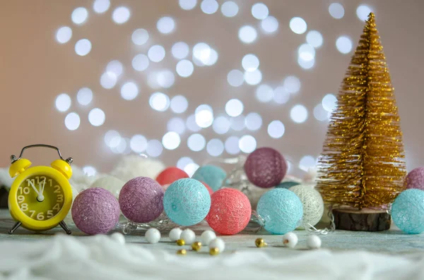 Nieuwjaarscompositie Wekker Bokeh Multi Gekleurde Ballen Kerst Decoraties — Stockfoto