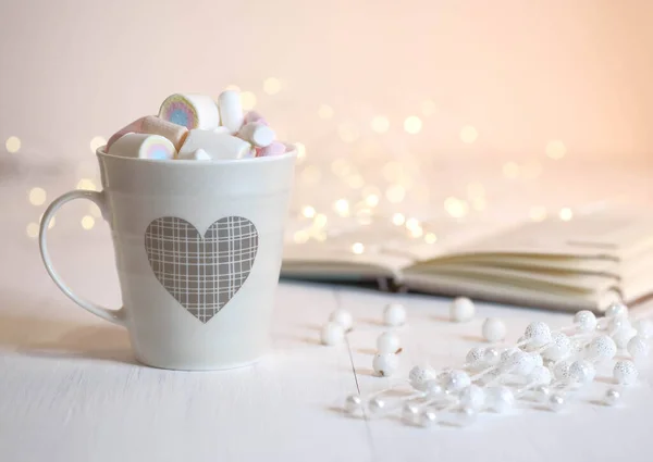 Marshmallow Een Kopje Met Een Patroon Een Boek Tafel Kerstversiering — Stockfoto