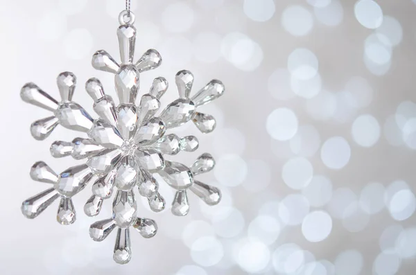 Şeffaf Oyuncak Kar Tanesi Bokeh Gümüş Noel Işıkları Noel Süslemesi — Stok fotoğraf