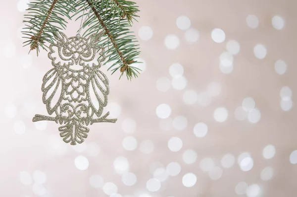 Búho Juguete Blanco Cuelga Una Rama Árbol Navidad Bokeh Decoración — Foto de Stock