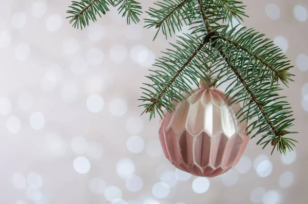 Una Palla Rosa Pende Ramo Albero Natale Bokeh Addobbi Natalizi — Foto Stock